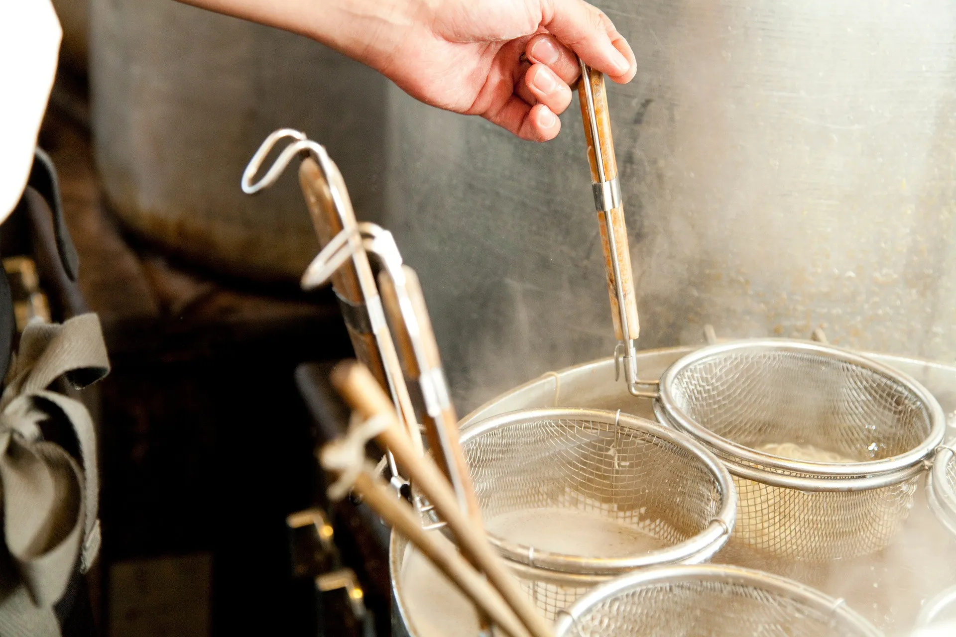 湯気が立つ料理と活気ある厨房